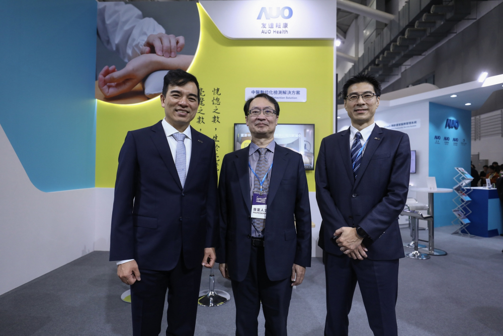 首次於醫療科技展亮相的PG耘康，捐贈數位化檢測設備與研究經費，協助衛福部國家中醫藥研究所打造中醫大數據資料庫。圖由左至右為PG光電執行長暨總經理柯富仁、衛福部國家中醫藥研究所所長蘇奕彰、PG光電智慧醫療事業群總經理廖世宏