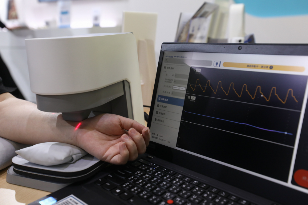 PG耘康脈象檢測系統透過電腦精準控制升降系統，還原中醫師三指把脈過程的舉、按、尋手法，將脈象感受轉化成數據，未來可結合大數據分析，實現智慧醫療及準確性
